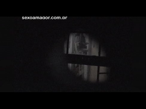 ❤️ Blondie estas sekrete filmita fare de najbara voyeur kaŝita malantaŭ kavaj brikoj ️❌ Porno ĉe ni ❌️