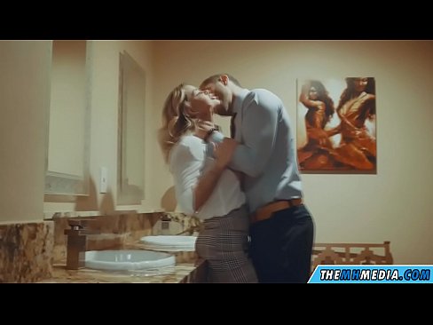 ❤️ Kiam belplena blondulo delogas vin en publika necesejo ️❌ Porno ĉe ni ❌️